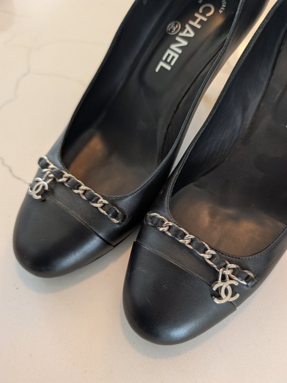 Chanel 2010 Black Lambskin Chain Logo Pumps EU 39 like new! - Picture 3 of 7